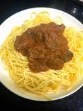 Espaguetis con carne al vino tinto y tomate