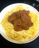 Espaguetis con carne al vino tinto y tomate