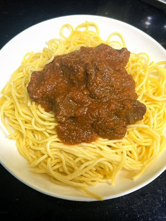 Una foto de Espaguetis con carne al vino tinto y tomate