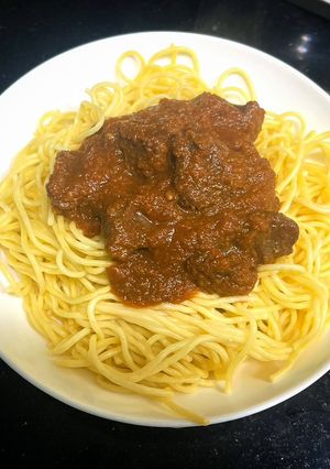 Una foto de Espaguetis con carne al vino tinto y tomate