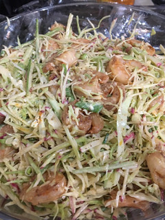 Una foto de Ensalada de Repollo y Celery con Camarones
