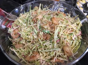 Una foto de Ensalada de Repollo y Celery con Camarones