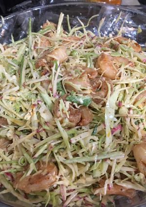 Una foto de Ensalada de Repollo y Celery con Camarones
