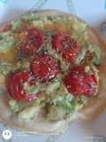 Pancakes veganos salados con palta y cherry