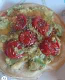Pancakes veganos salados con palta y cherry