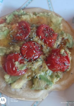 Una foto de Pancakes veganos salados con palta y cherry