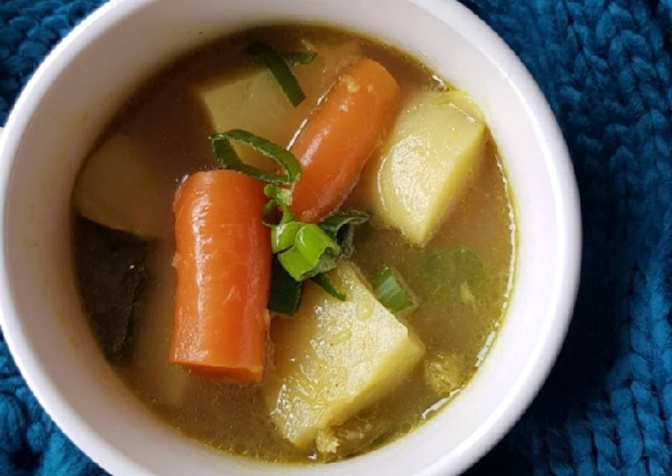Sup Ayam dengan Kunyit dan Jahe