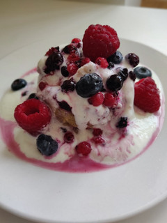 Una foto de Mug cake de frutos rojos
