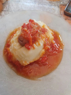 Una foto de Chorizo a la pomarola con puré de papas