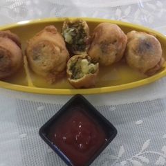 A picture of Aloo bonda.