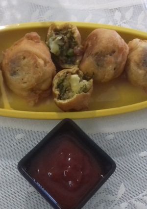A picture of Aloo bonda.