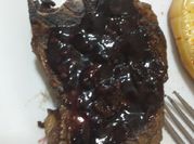 Una foto de salsa de ciruela y vino tinto