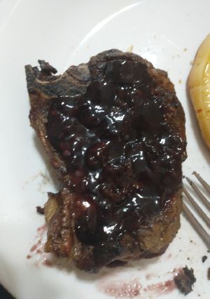 Una foto de Salsa de vino y ciruelas pasa