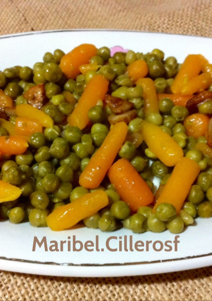 Una foto de Guisantes y zanahorias al ajillo