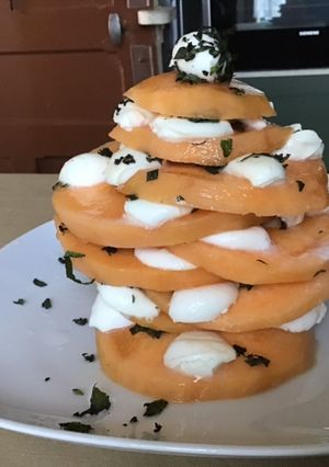Une photo de Melon « tour de pise » à la menthe fraîche et mozzarella di buffala