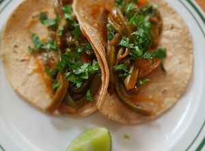 Una foto de Tacos de nopalitos adobados