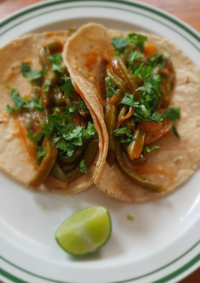 Una foto de Tacos de nopalitos adobados