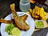 Pescadilla Frita con Papas cuñas