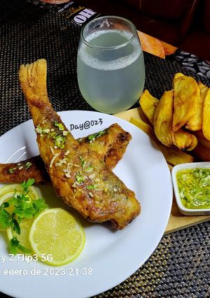 Una foto de Pescadilla Frita con Papas cuñas