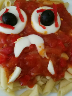 Una foto de Macarrones con salsa de tomate y huevo guisado