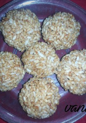 A picture of Puffed rice flakes ladoo.