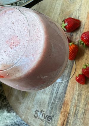 Une photo de 🍹Milkshake fraises 🍓 yaourt 🍶fermier 🧑‍🌾