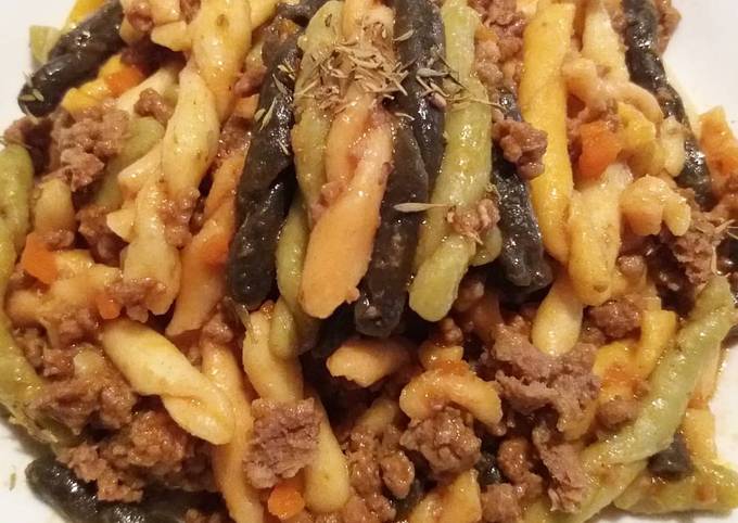 Strozzapreti colorati al ragù bianco e peperoni