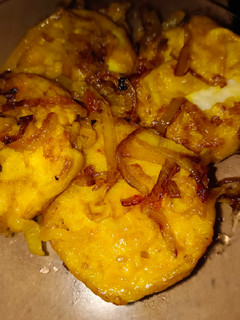 Una foto de Merluza encebollada en amarillo