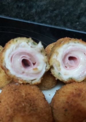 O poză a rețetei Cordon bleu (rulou piept de pui cu șuncă presată și cașcaval).