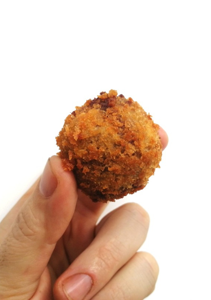Una foto de Croquetas de nueces y chocolate