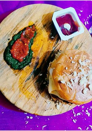 વેજ બર્ગર (Veg Burger Recipe In Gujarati) રેસીપી મુખ્ય ફોટો