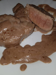 Una foto de Solomillo de cerdo con vino tinto y nueces