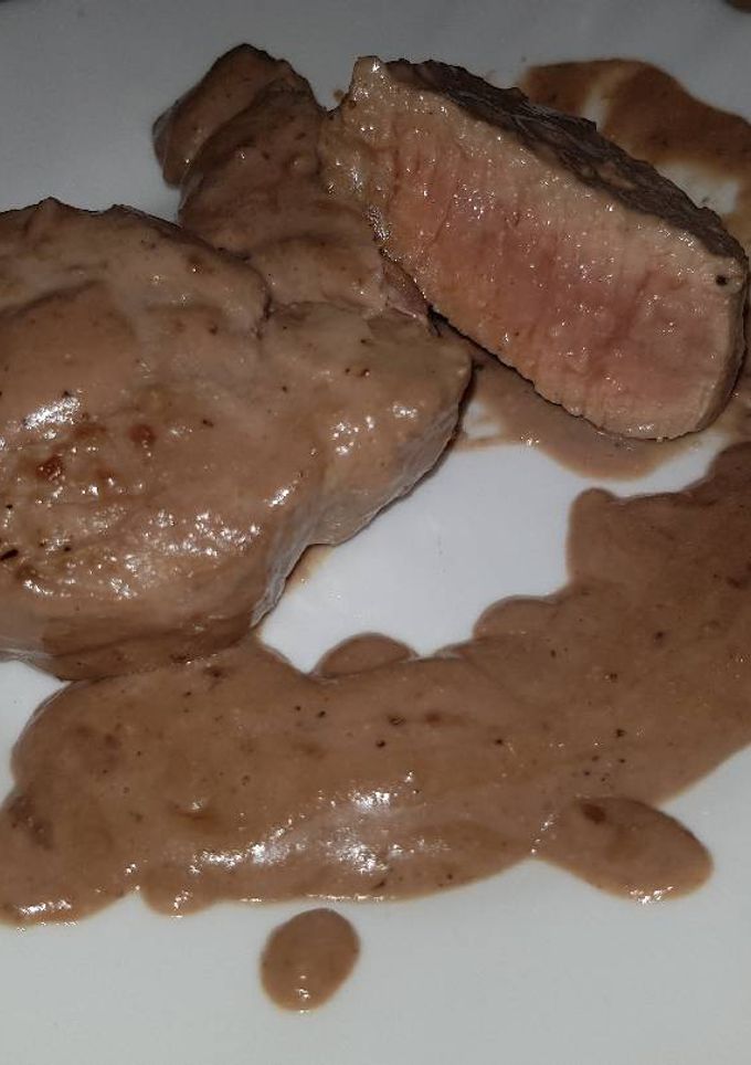 Una foto de Solomillo de cerdo con vino tinto y nueces