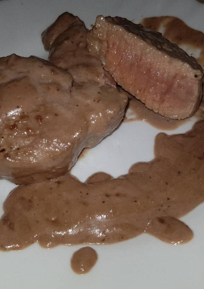 Una foto de Solomillo de cerdo con vino tinto y nueces