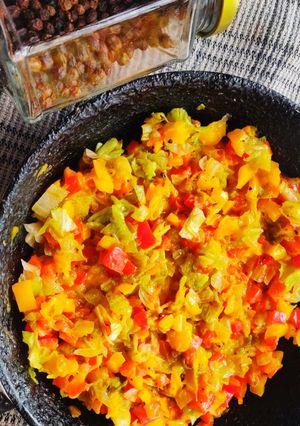 शिमला मिरची - फेटा लेट्युस टॉस (Shimla mirchi / Bell Pepper - Feta Lettuce Toss recipe in marathi) रेसिपी चे मुख्य फोटो