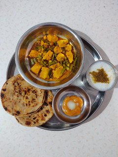 ઢોકળી ગુવાર નું શાક - (dhokali guvar saak recipe in gujarati) રેસીપી મુખ્ય ફોટો