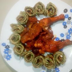 A picture of Spinach egg with chicken source.
