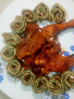 A picture of Spinach egg with chicken source.