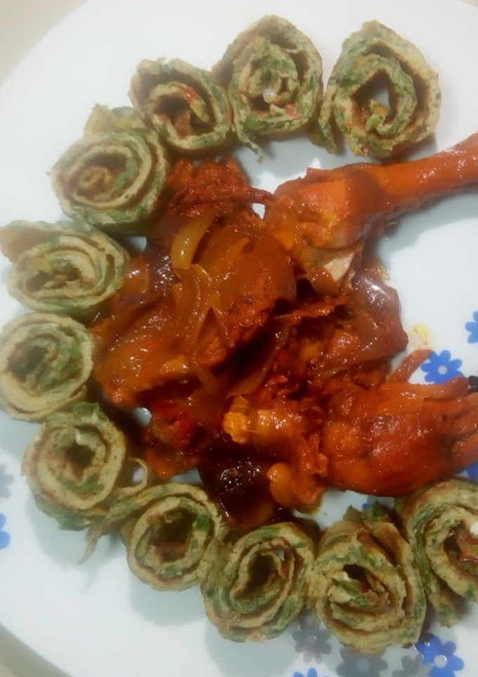 A picture of Spinach egg with chicken source.