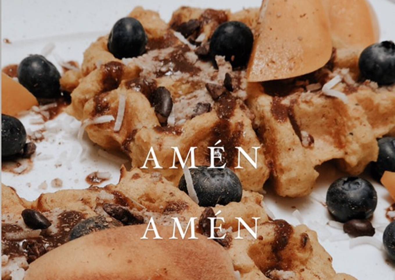 Waffles 🧇 de plátano 🍌 maduro y linaza con salsa de cacao, canela y azúcar de coco 🥥