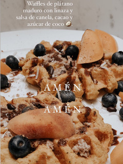 Una foto de Waffles 🧇 de plátano 🍌 maduro y linaza con salsa de cacao, canela y azúcar de coco 🥥