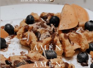Una foto de Waffles 🧇 de plátano 🍌 maduro y linaza con salsa de cacao, canela y azúcar de coco 🥥