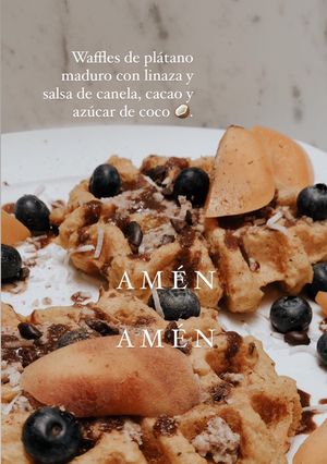 Una foto de Waffles 🧇 de plátano 🍌 maduro y linaza con salsa de cacao, canela y azúcar de coco 🥥