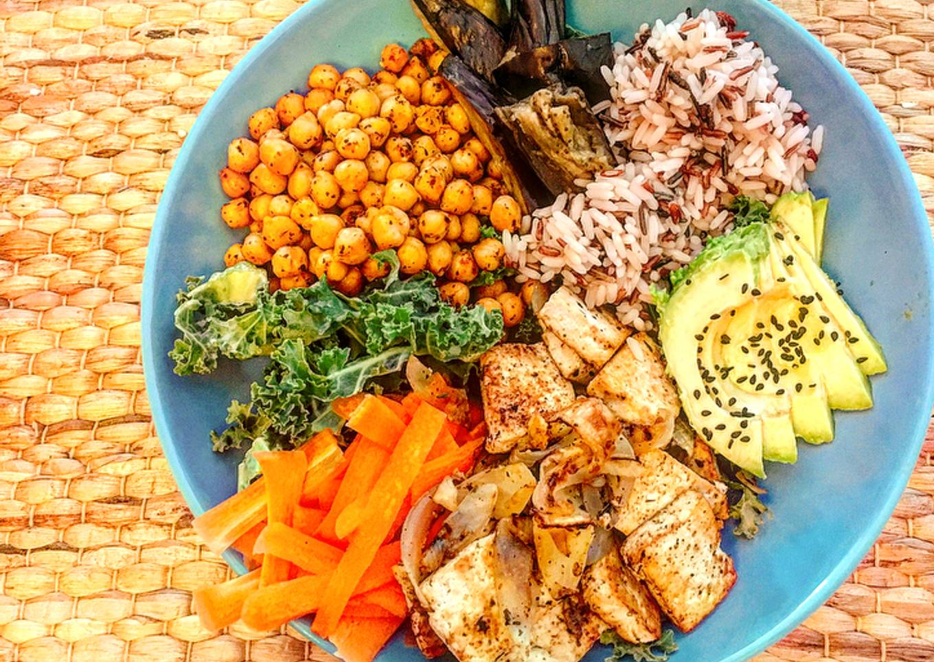 Plato vegano de tofu y aguacate