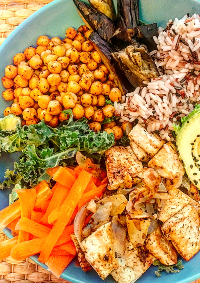 Una foto de Plato vegano de tofu y aguacate