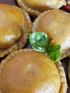 Una foto de Sorrentinos de tomatitos cherry, queso y albahaca