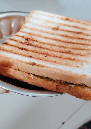 વેજીટેબલ ગ્રીલ સેન્ડવીચ (Vegetable Grill Sandwich Recipe In Gujarati) રેસીપી મુખ્ય ફોટો