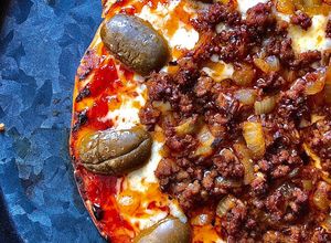 Hình của món Pizza Bò, Phô Mai Cheddar và Olive.