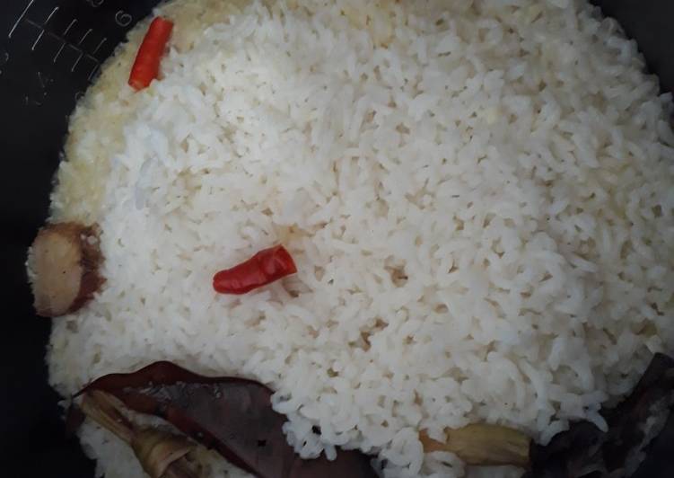 Bagaimana Menyiapkan Nasi Liwet Ricecooker (Bonus Resep Sambal Tomat) yang Lezat
