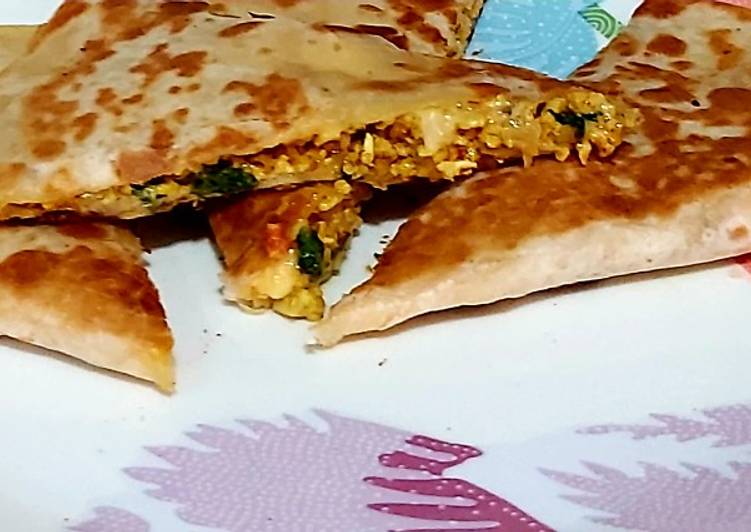 Recipe: Appetizing Bhurji cheese paratha